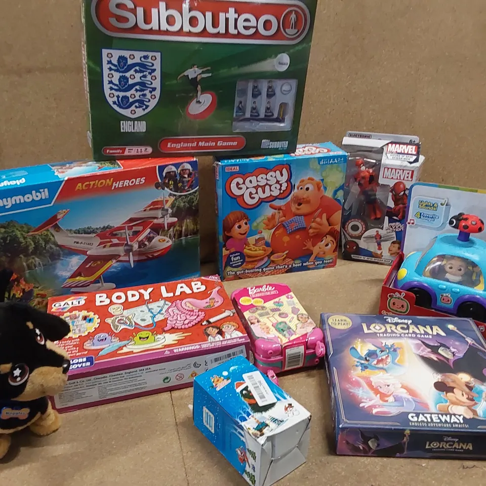 BOX OF APPROXIMATELY 10 BOXED TOYS TO INCLUDE: GASSY GUS GAME, SAUSAGE DOG, PLAYMOBIL SET, SUBBUTEO GAME, FLYING SPIDERMAN, COCO MELON CAR ETC.