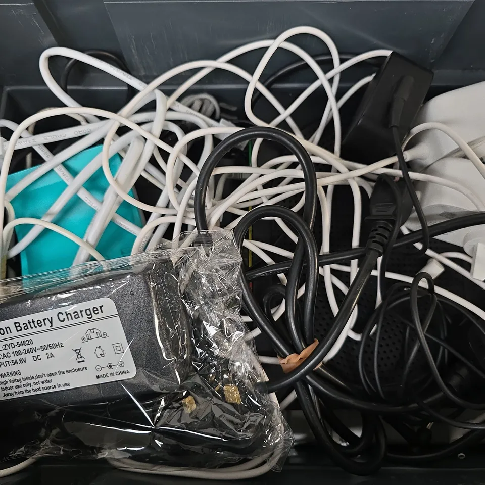 APPROXIMATELY 8 ASSORTED HOUSEHOLD ITEMS TO INCLUDE ROUTER, CABLES, BATTERY CHARGER, ETC