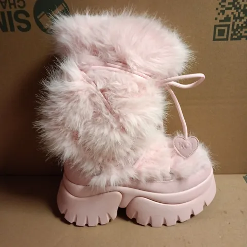 BOXED PAIR OF KOI KAWAII SASQUATCH FLUFFY SNOW BOOTS IN PINK SIZE UK 6