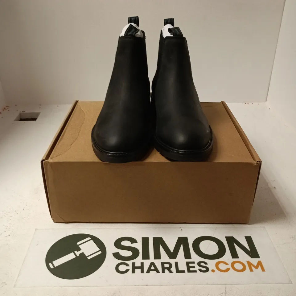 BOXED PAIR OF TOWER MENS HARBOUR CHELSEA BOOTS IN BLACK - UK 8