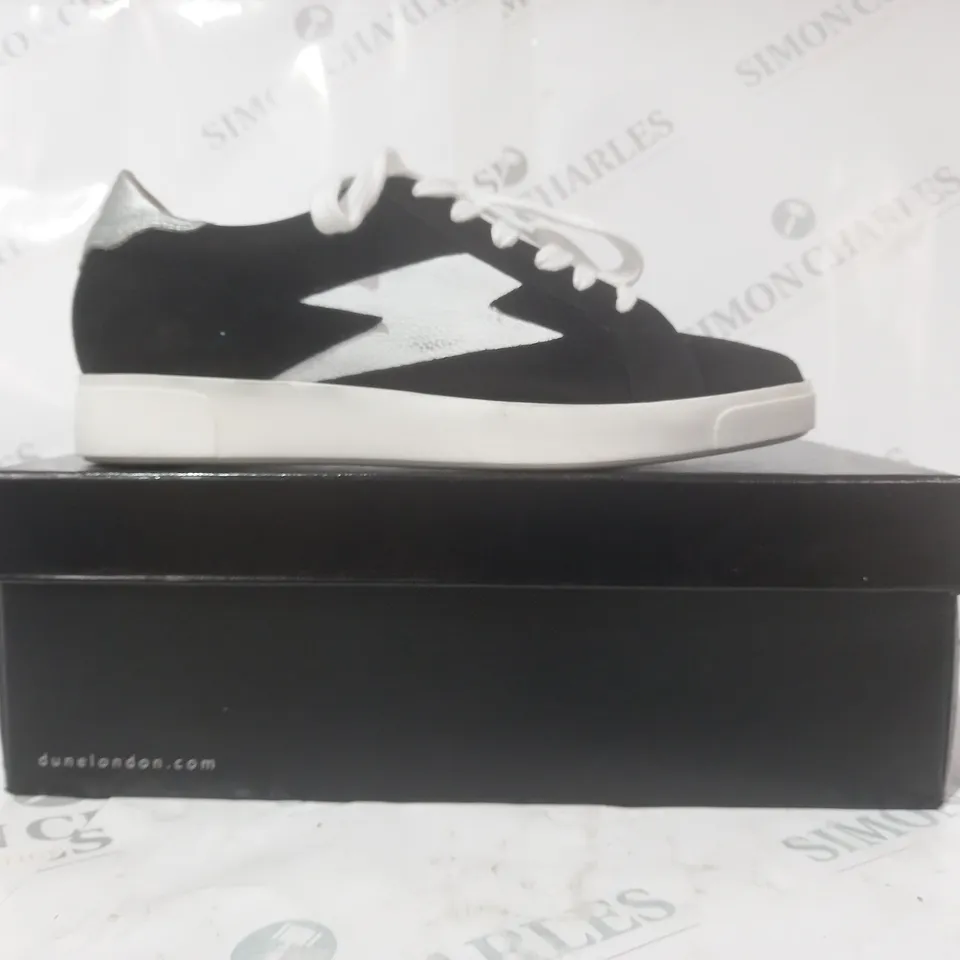 BOXED PAIR OF DUNE LONDON ENERGISED LIGHTNING BOLT TRAINERS IN BLACK/WHITE SIZE 6