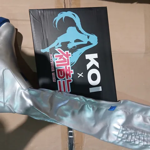 BOXED KOI THE SNOW MIKU LONG BOOTS IN SILVER - UK 4