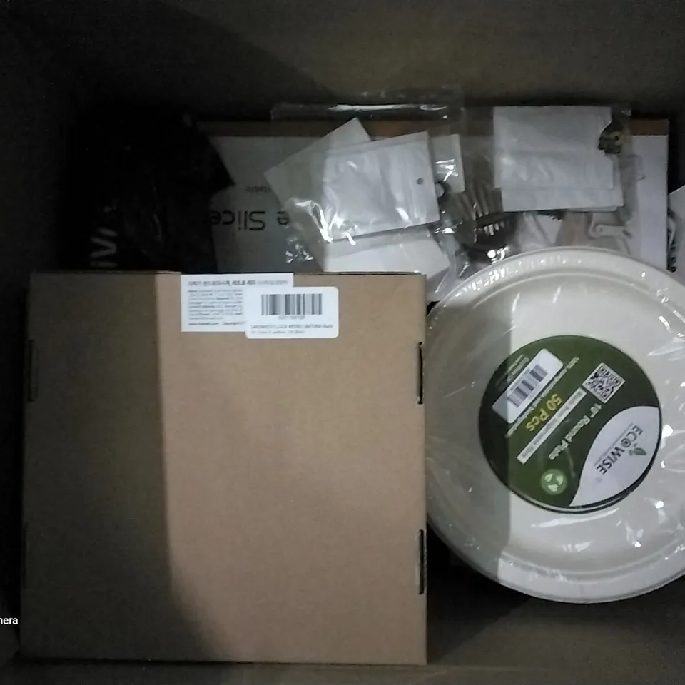 PALLET OF ASSORTED ITEMS INCLUDING 50PCS 10" ROUND PLATE, OVEN MITTS, RED BAUBLE SET, PHONE CASES, CLEAR RUBBER SACKS, MAGNETIC BANDS