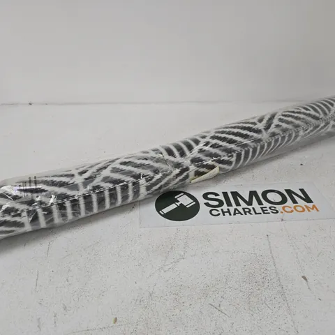 OUTDOOR RUG IN BLACK & WHITE - LENGTH UNSPECIFIED