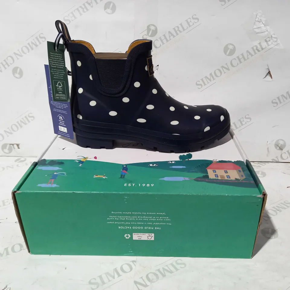 BOXED PAIR OF JOULES WELLIBOBS IN NAVY W. WHITE SPOT PATTERN UK SIZE 6