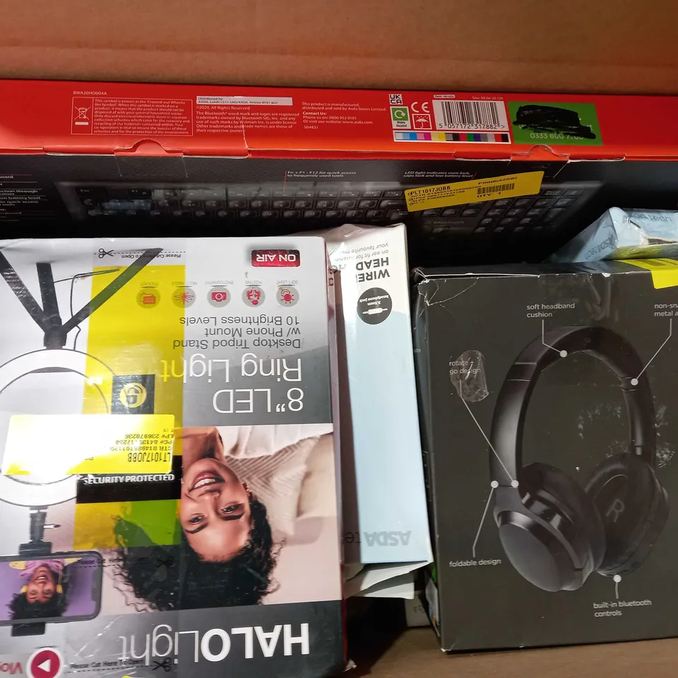 BOX OF APPROXIMATELY 10 ASSORTED ELECTRICAL ITEMS TO INCLUDE USB-C TO USB-A MALE CABLE, SLIM WIRELESS MOUSE, UNIVERSAL REMOTE, ETC