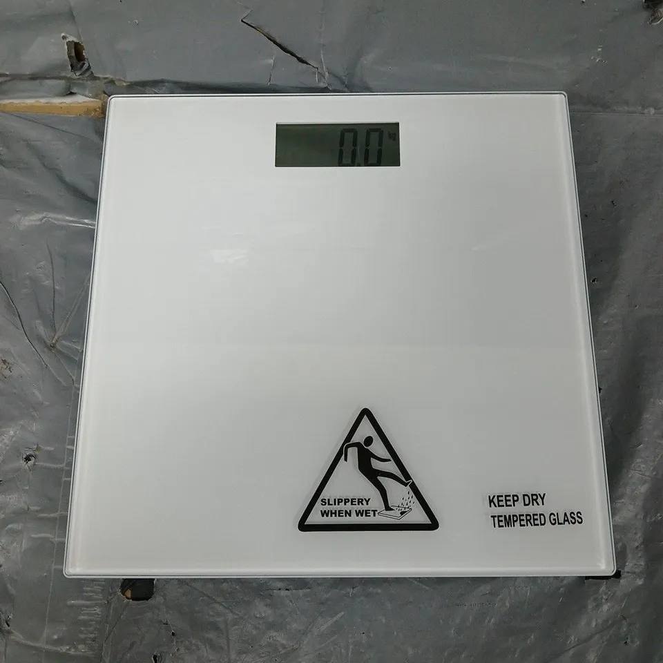 BOXED HABITAT ELECTRONIC SCALE IN WHITE
