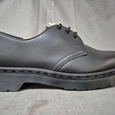 BOXED PAIR OF DR MARTENS 1461 MONO SHOES IN BLACK UK SIZE 6