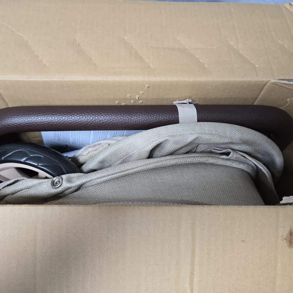 BOXED BABY CHIC CELUNA VOGUE DOLLS PRAM AGES 3+