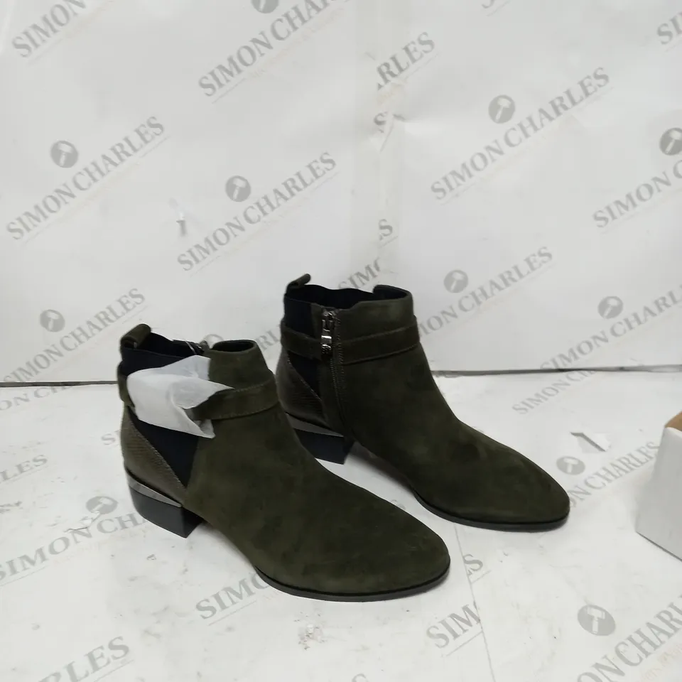 BOXED PAIR OF MODA IN PELLE "TYANNA" ANKLE BOOT IN KHAKI SUEDE - EU SIZE 8
