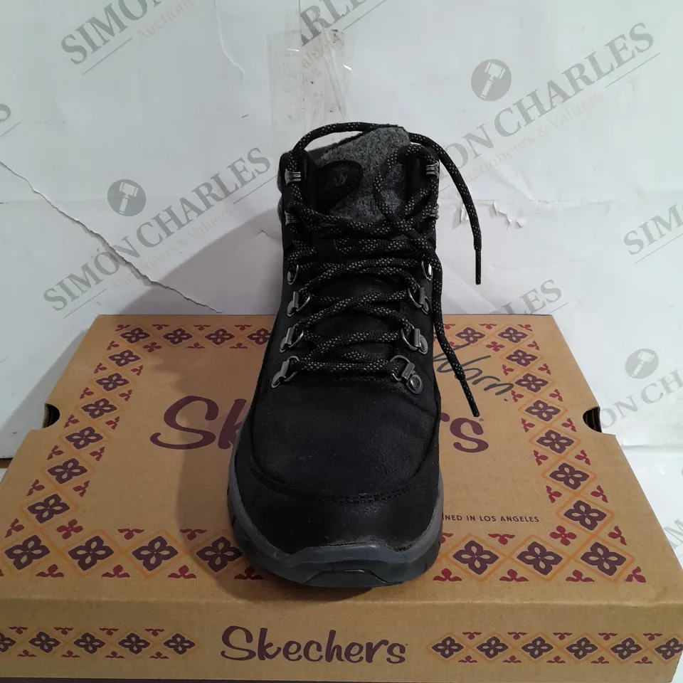 BOXED PAIR OF SKECHERS SYNERGY WARM BOOTS, BLACK - SIZE 5