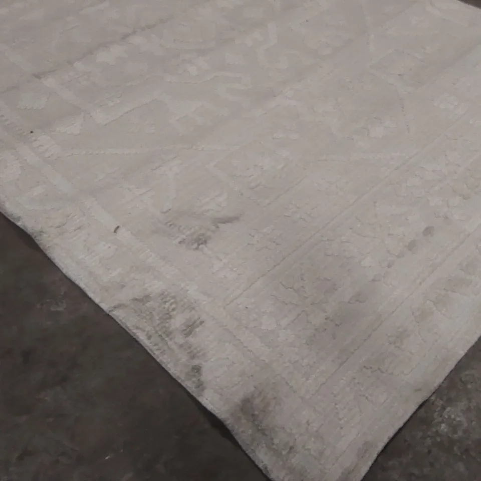 QUALITY DESIGNER PATTERNED RUG - APPROXIMATELY 315 x 195cm