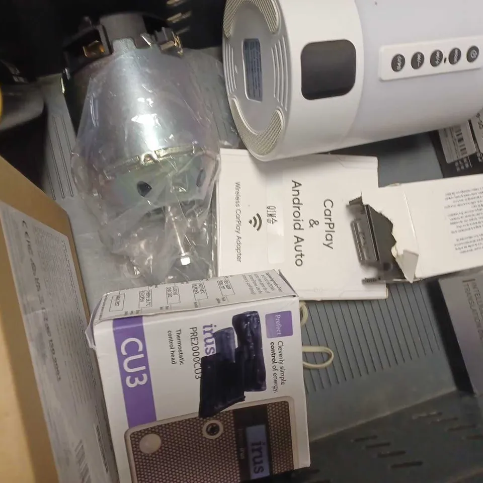 APPROX 15 ASSORTED ELECTRICAL ITEMS TO INCLUDE WI-FI REPEATER, SUNSET LAMP, PULSE OXIMETER, ETC 