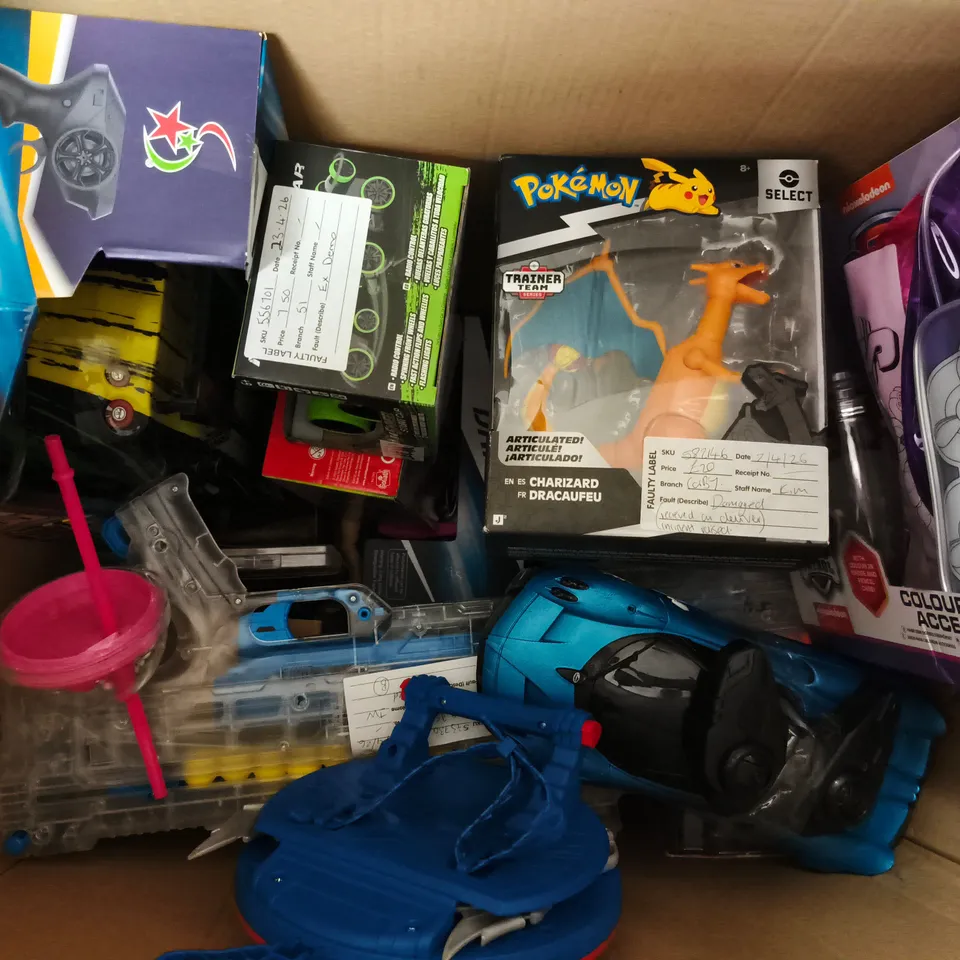 APPROXIMATELY 8 ASSORTED TOYS & GAMES PRODUCTS TO INCLUDE POKEMON CHARIZARD FIGURE, PAW PATROL COLOUR YOUR OWN ACCESSORY SET, 5 WHEEL STUNT CAR, ETC - COLLECTION ONLY