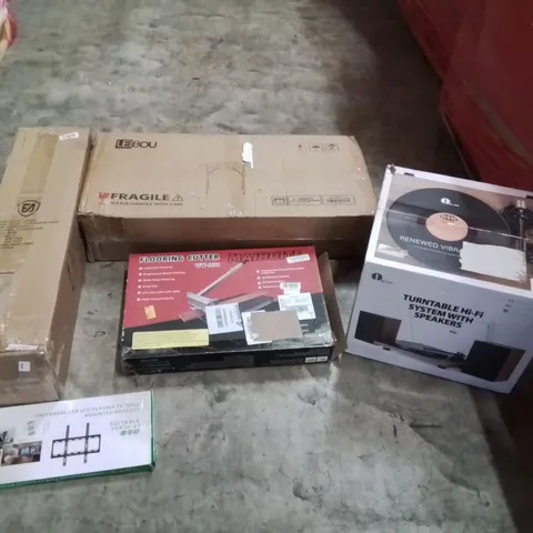 PALLET OF ASSORTED ITEMS TO INCLUDE: TURNTABLE HI-FI SYSTEM WITH SPEAKERS, FLOOR CUTTER, DESK, FOLDING CHAIR, UNIVERSAL TV WALL MOUNT BRACKET ECT