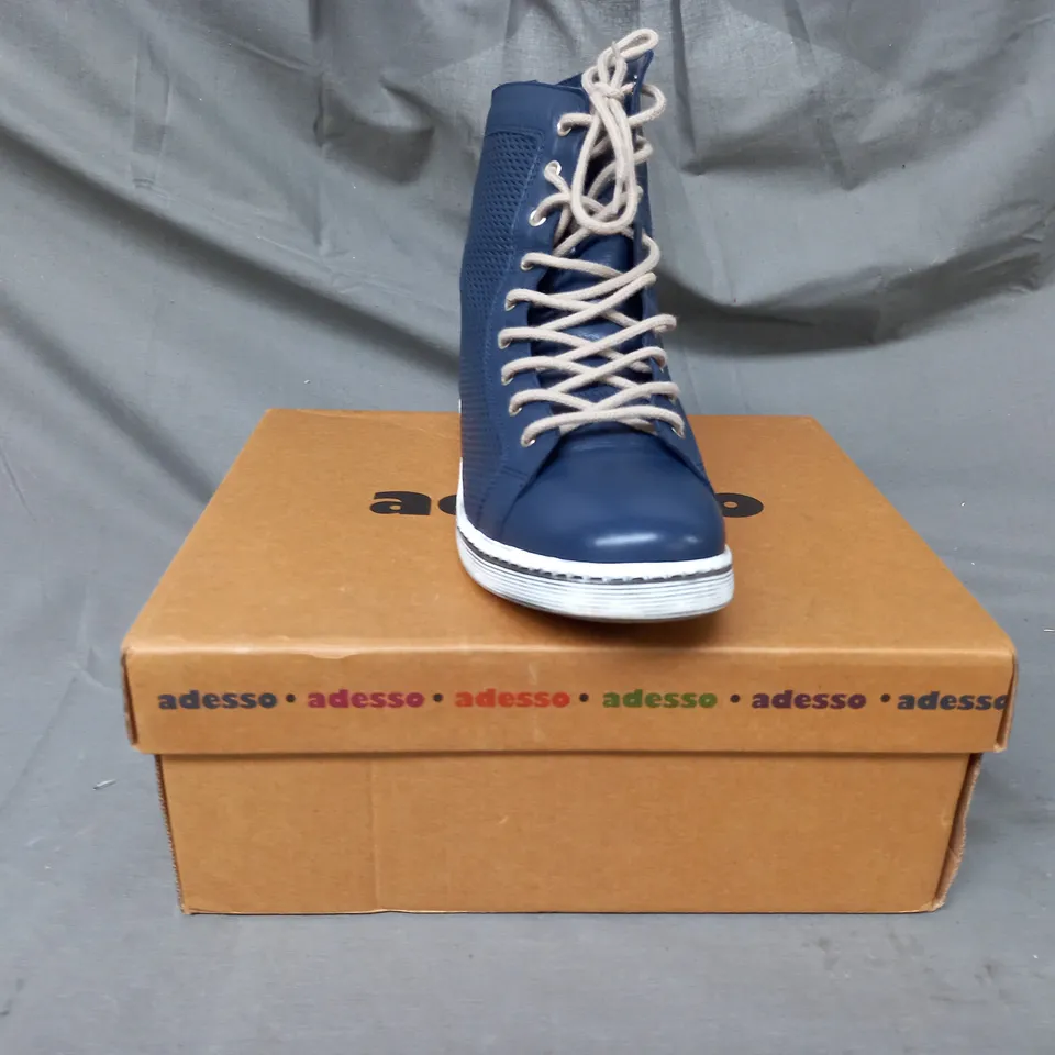 BOXED PAIR OF ADESSO LEATHER HIGH TRAINERS IN MIDNIGHT SIZE 6