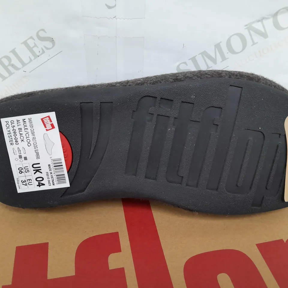 BOXED PAIR OF FITFLOP CUSHY FELT CLOG SLIPPERS IN NLACK - UK 04