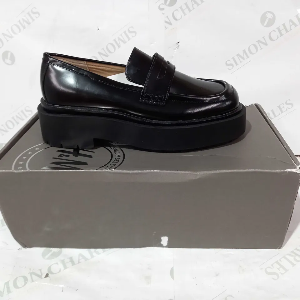 BOXED PAIR OF H&M SLIP ON SHOES IN GLOSSY BLACK EU SIZE 38