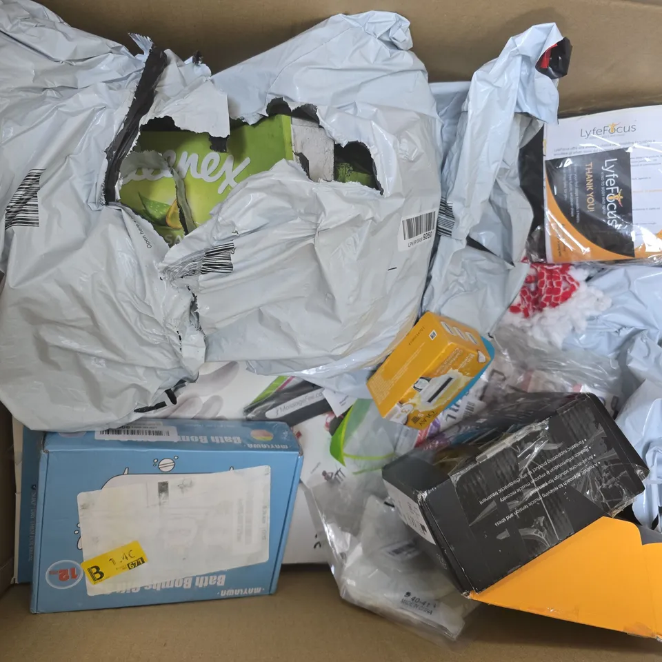 APPROXIMATELY 20 ASSORTED HOUSEHOLD PRODUCTS TO INCLUDE RAZORS, TISSUES, BATH BOMBS, ETC - COLLECTION ONLY