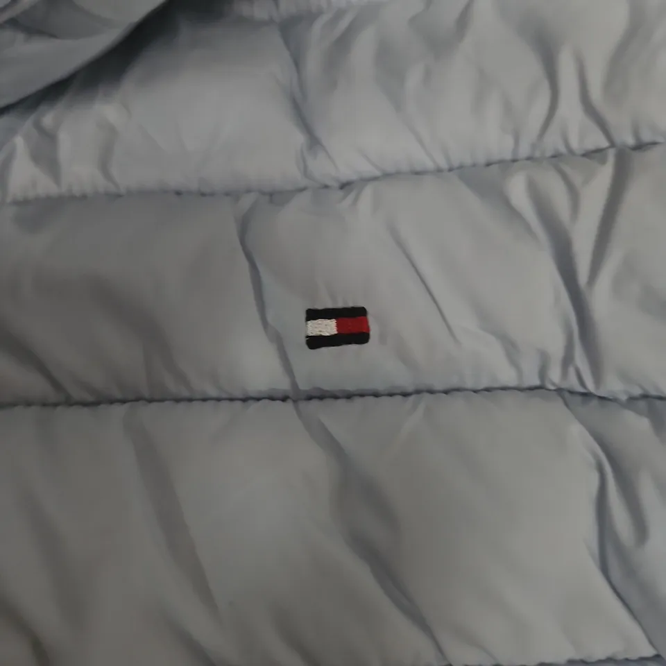 TOMMY HILFIGER PUFFER JACKET – LIGHT BLUE – XL