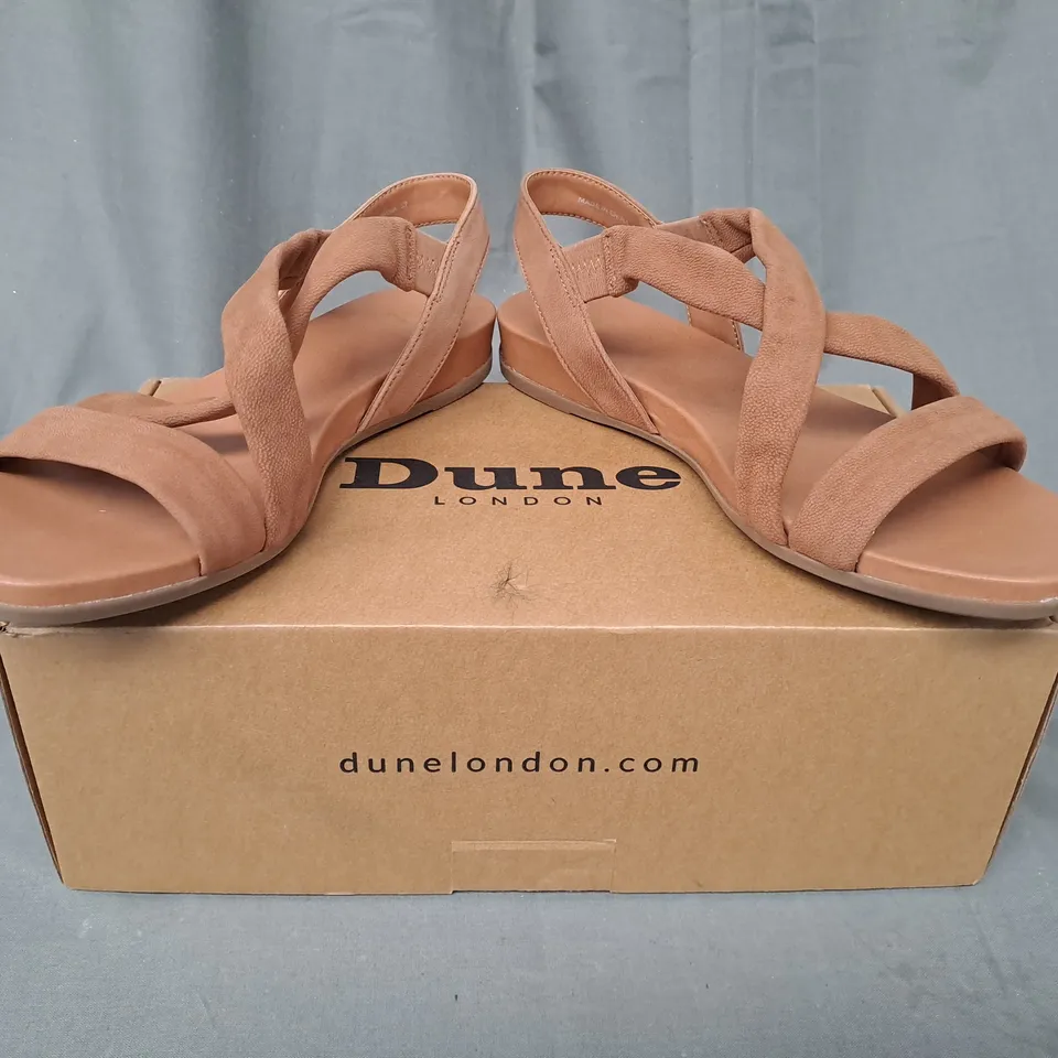 BOXED PAIR OF DUNE LONDON LANDIES OPEN TOE CROSS STRAP SANDALS IN CAMEL EU SIZE 37