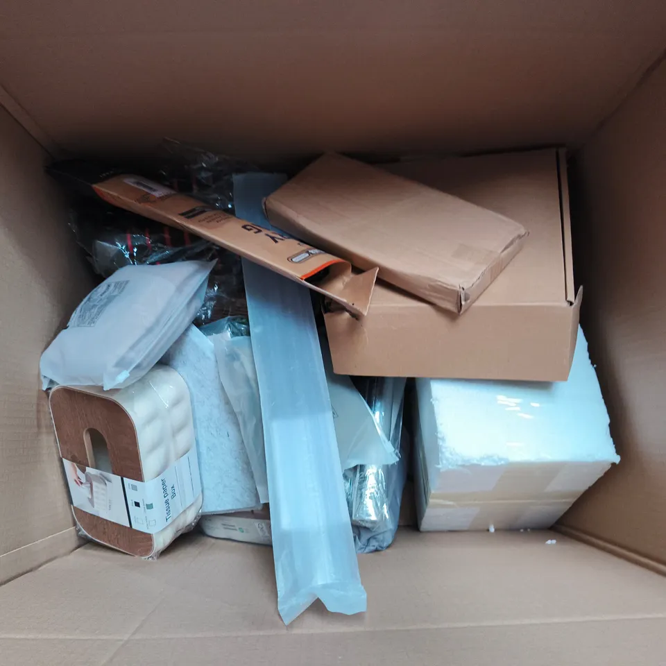 BOX OF APPROXIMATELY 15 ASSORTED HOUSEHOLD ITEMS TO INCLUDE ORNEMENTS, DRY BAG ETC...