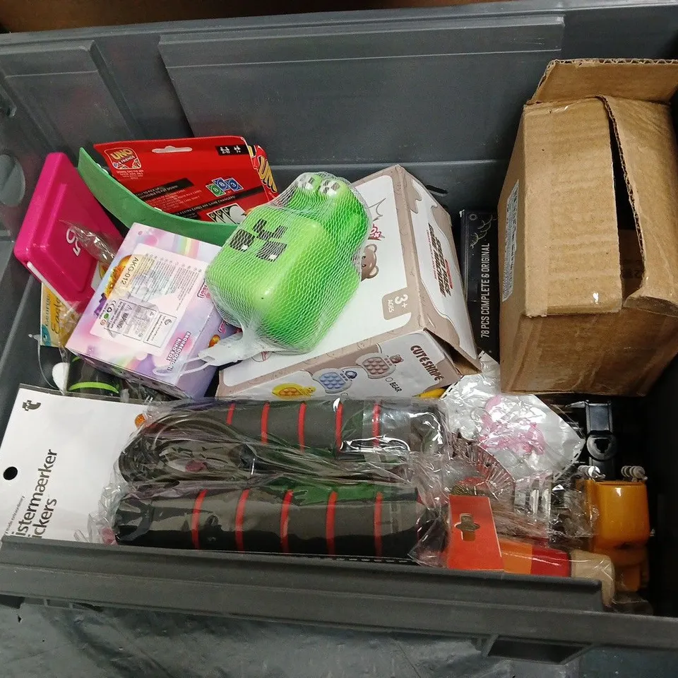 TOTE OF ASSORTED TOYS AND ACCESSORIES TO INCLUDE; UNO, MUNCHKIN AND BRAIN CELL
