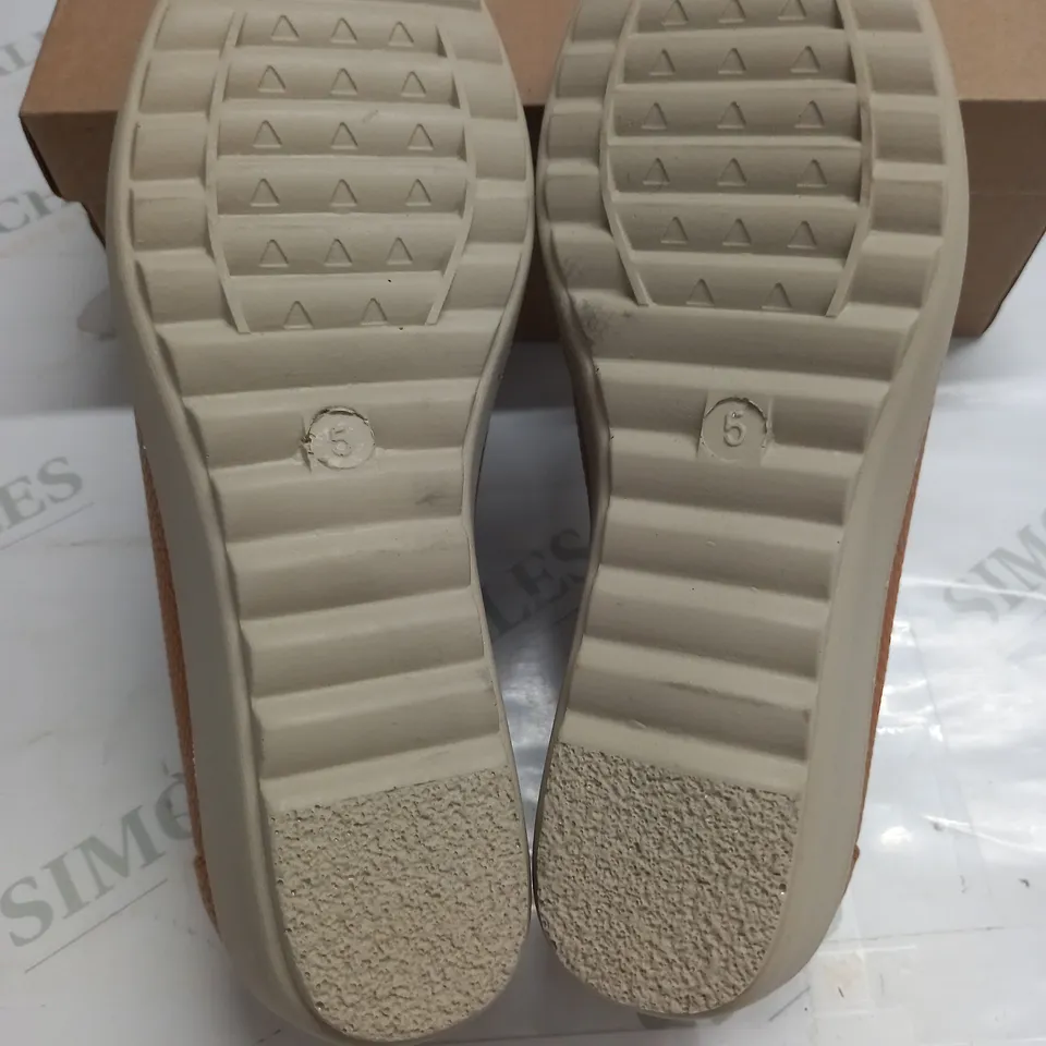 BOXED PAIR OF CUSHION WALK TASSLE SLIDE ON SHOES IN TAN - 5