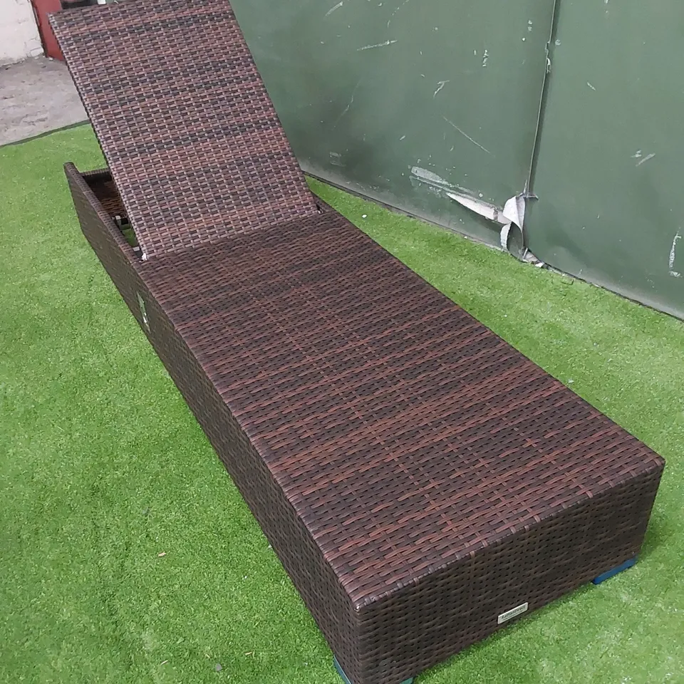 DESIGNER MANUAL ADJUSTABLE SUNLOUNGER IN CHOCOLATE MIX RATTAN