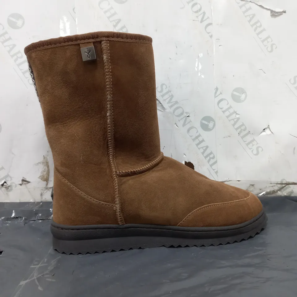 BOXED PAIR OF EMU AUSTRALIA ANKLE BOOTS IN CAMEL SIZE 7