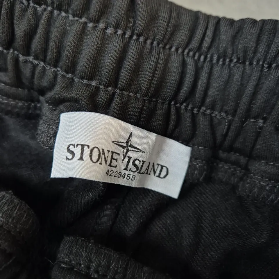 STONE ISLAND CARGO SHORTS - SIZE UNSPECIFIED 
