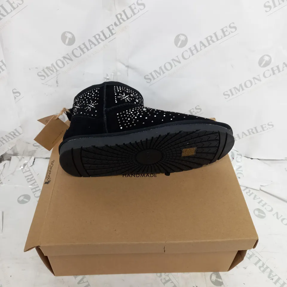 BOXED PAIR OF RIEKER SKEEPSKIN DETAILED ZIP BOOTS SIZE 7