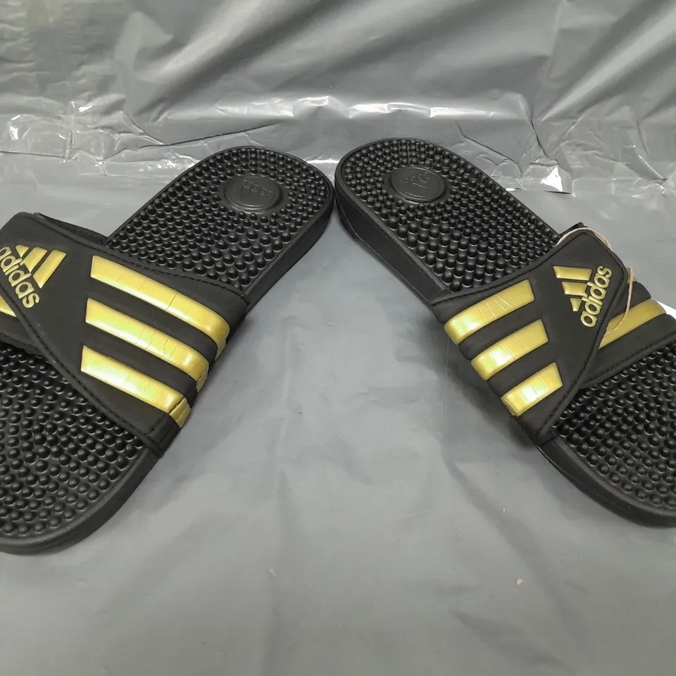 PAIR OF ADIDAS ADISSAGE SLIDERS IN BLACK/GOLD UK SIZE 9