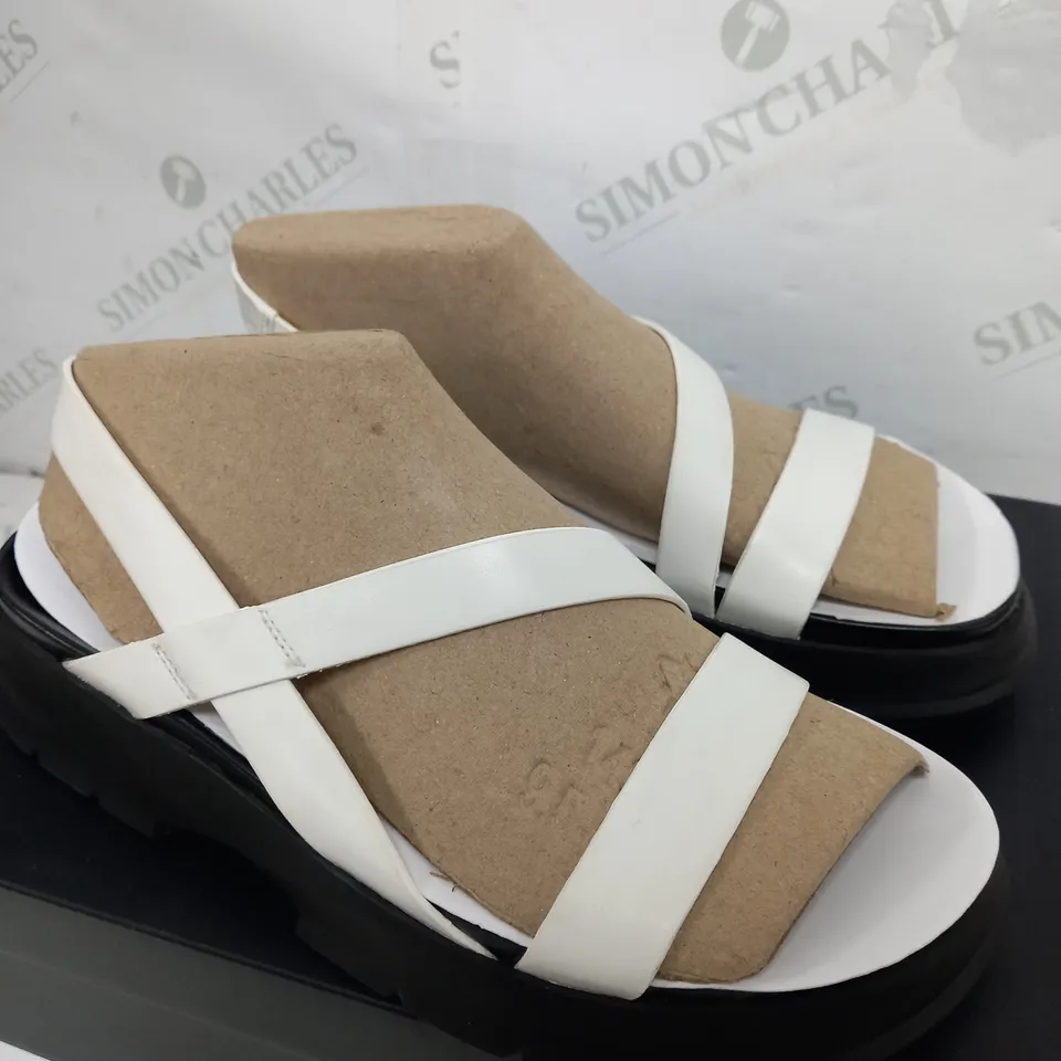 BOXED PAIR OF NATURALIZER SANDALS BLACK AND WHITE - SIZE 7