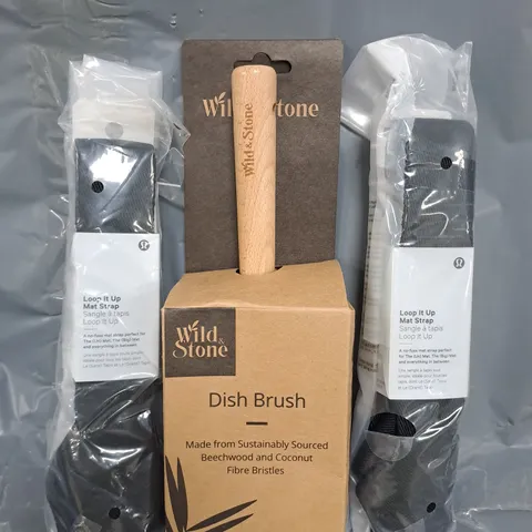 APPROXIMATELY 12 ASSORTED HOUSEHOLD ITEMS TO INCLUDE DISH BRUSH, LOOP IT UP MAT STRAP, ETC