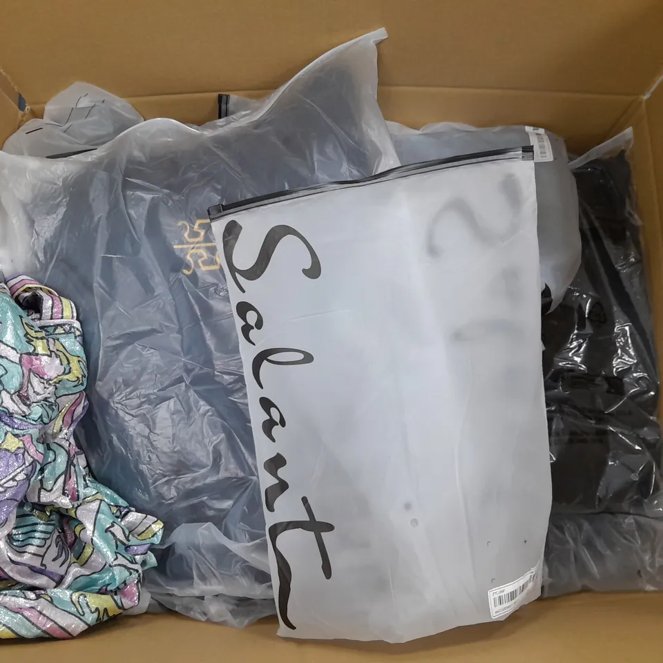 BOX OF APPROXIMATELY 25 ASSORTED CLOTHING ITEMS TO INCUDE - JUMPER  , JEANS  ,T-SHIRT , DRESS ETC