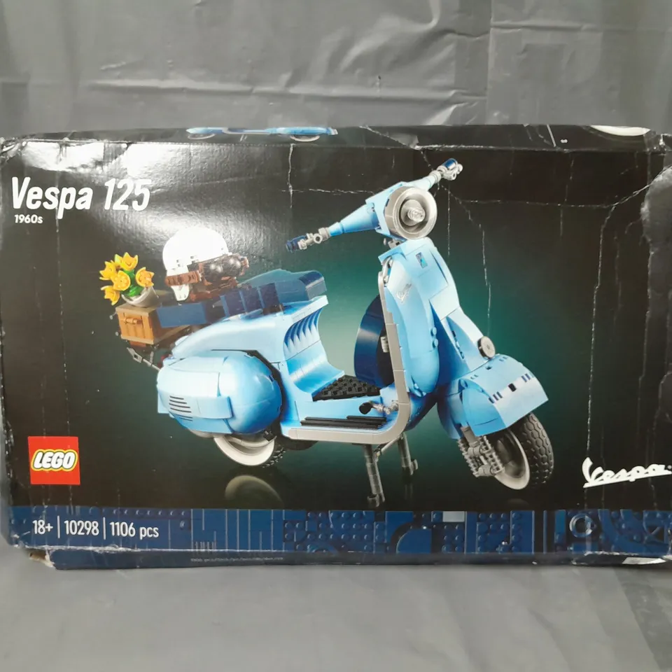 BOXED LEGO VESPA 125 SCOOTER MODEL (SET 10298) RRP £79.99