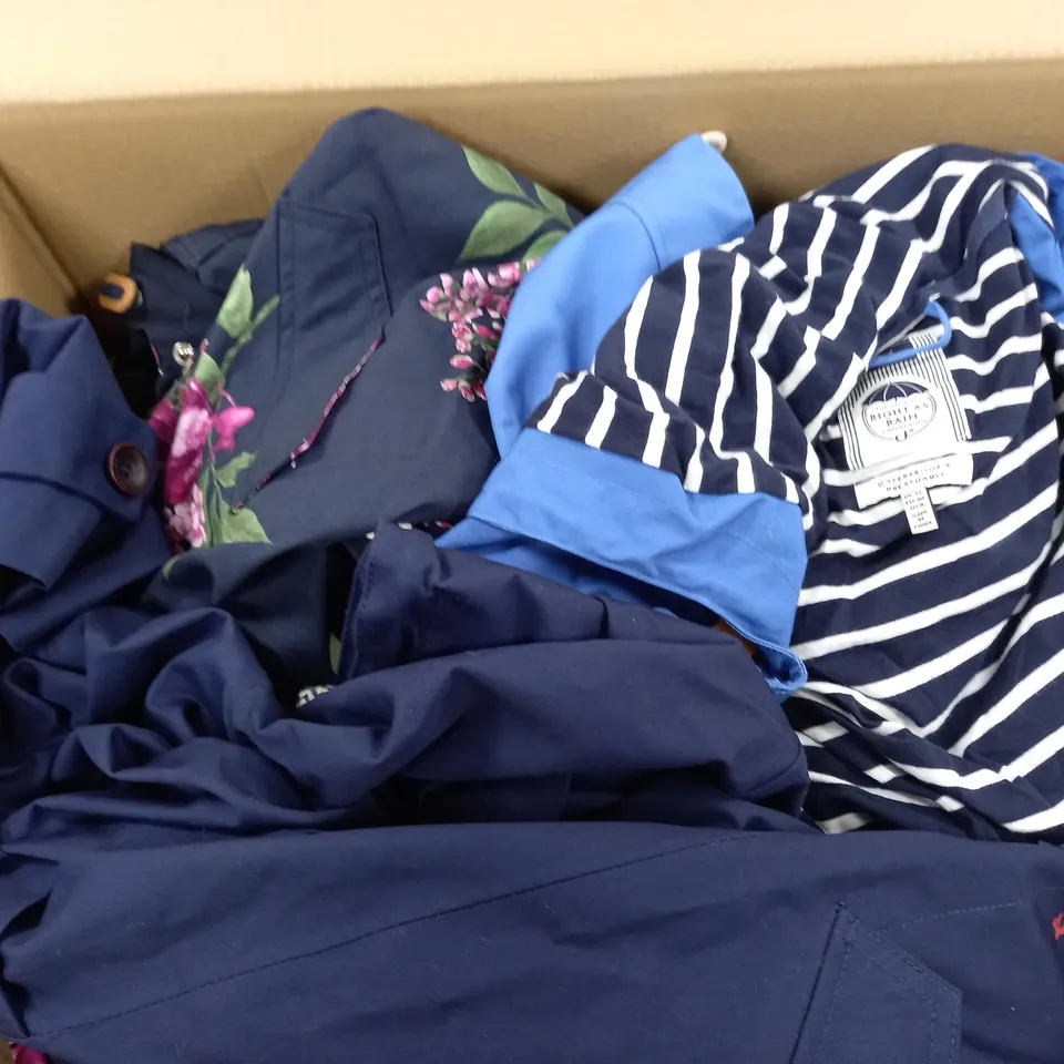 APPROXIMATELY 20 ASSORTED JOULES HOODED JACKETS IN VARIOUS SIZES AND COLOURS 