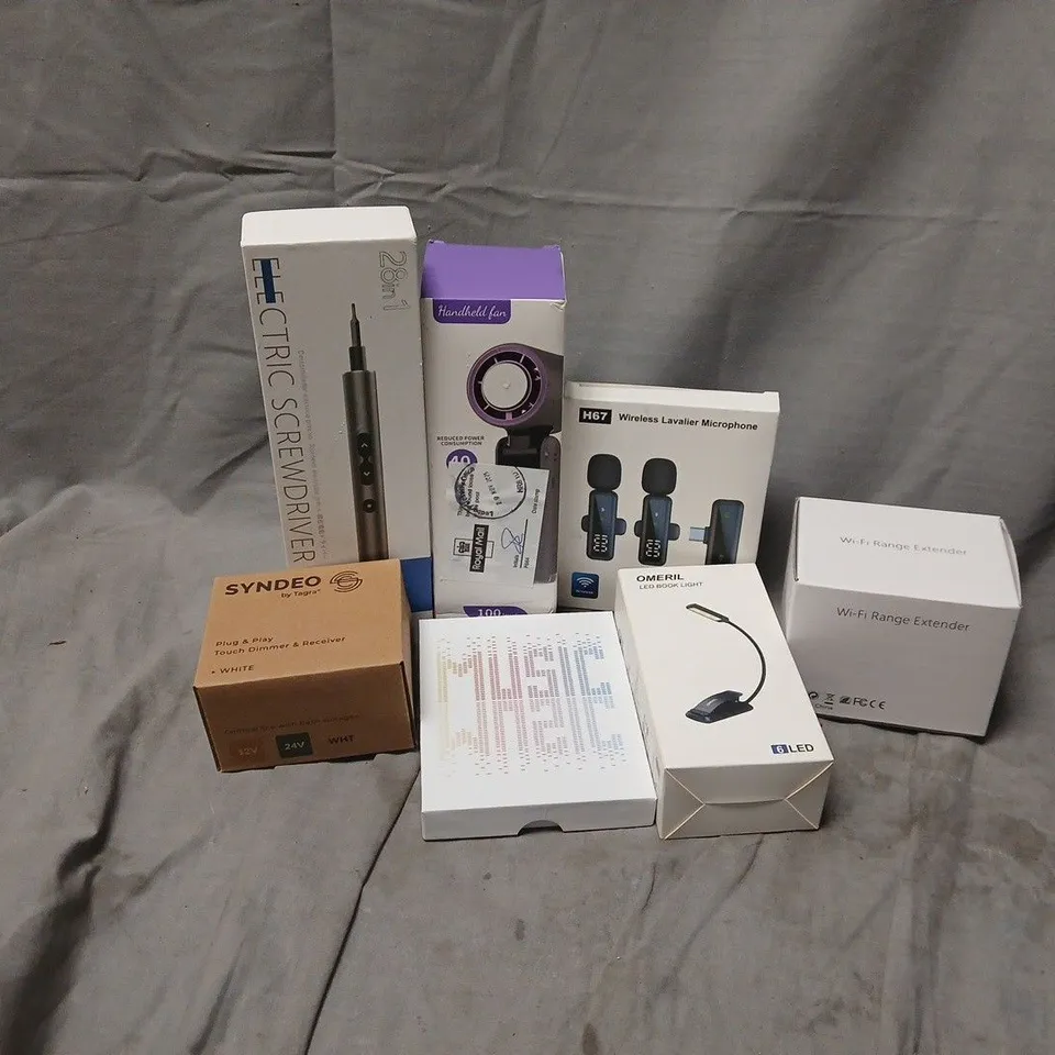 APPROXIMATELY 15 ASSORTED ELECTRICAL ITEMS TO INCLUDE LED BOOK LIGHTS, ELECTRIC SCREWDRIVER, WIRELESS LAVELIER MICROPHONE, ETC