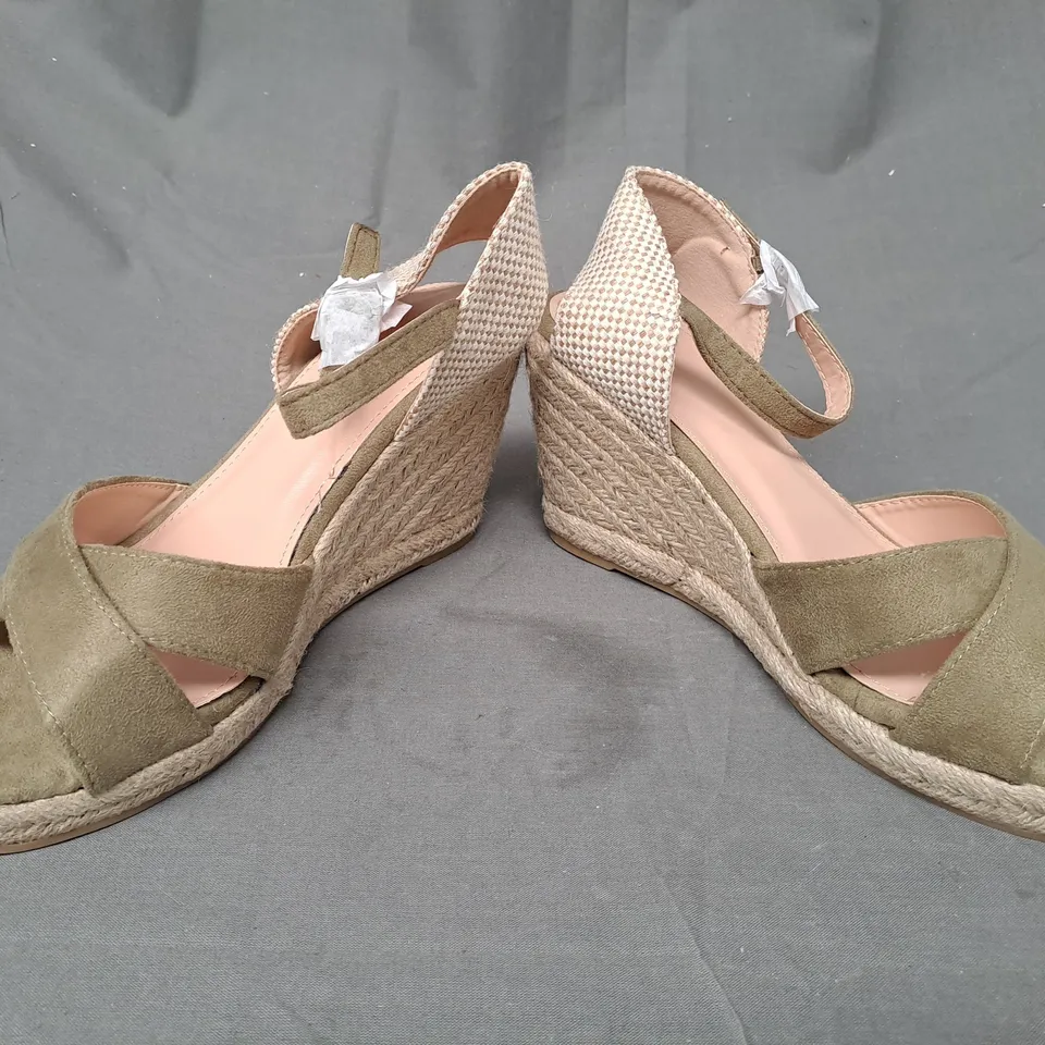 BOXED PAIR OF DESIGNER OPEN TOE WEDGE SANDALS IN OLIVE EU SIZE 38