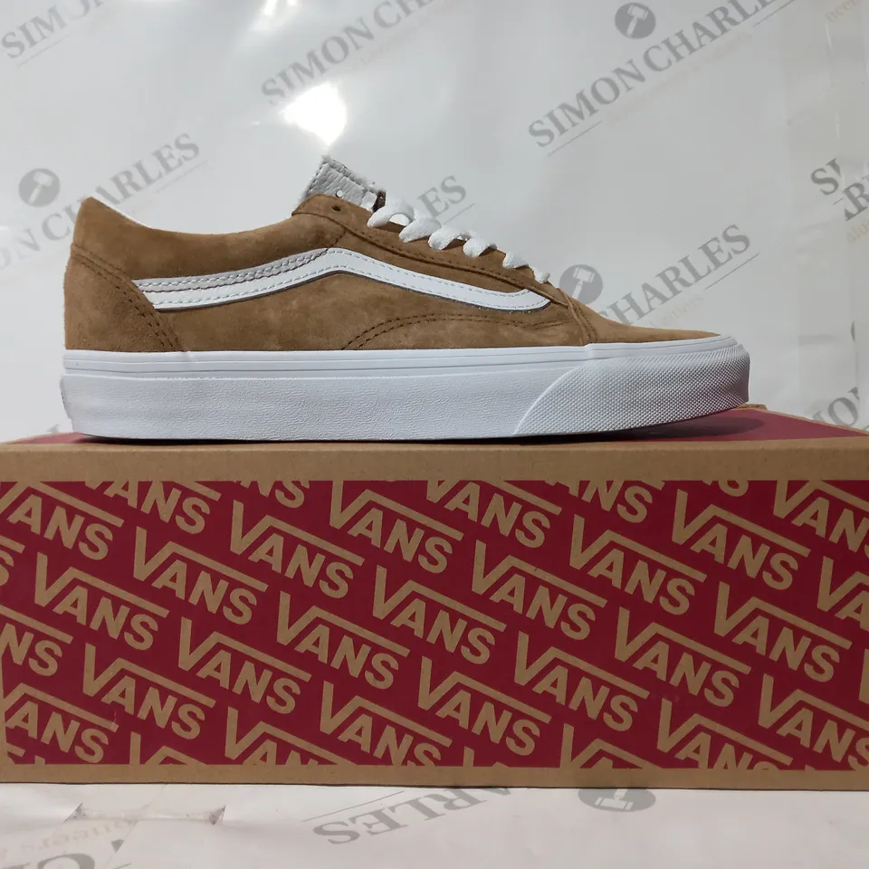 BOXED PAIR OF VANS OLD SKOOL SUEDE TRAINERS IN BROWN UK SIZE 5
