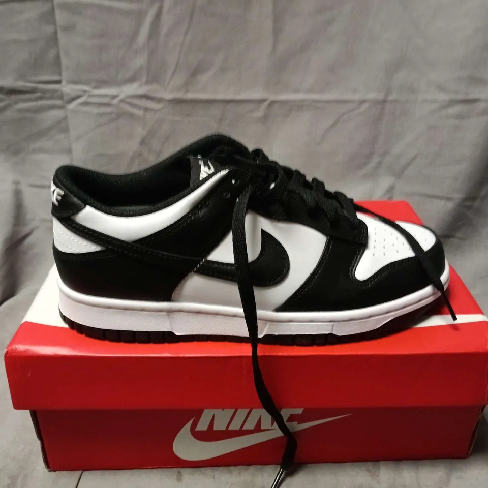 BOXED PAIR OF NIKE DUNK LOW TRAINERS IN WHITE/BLACK - UK 5.5