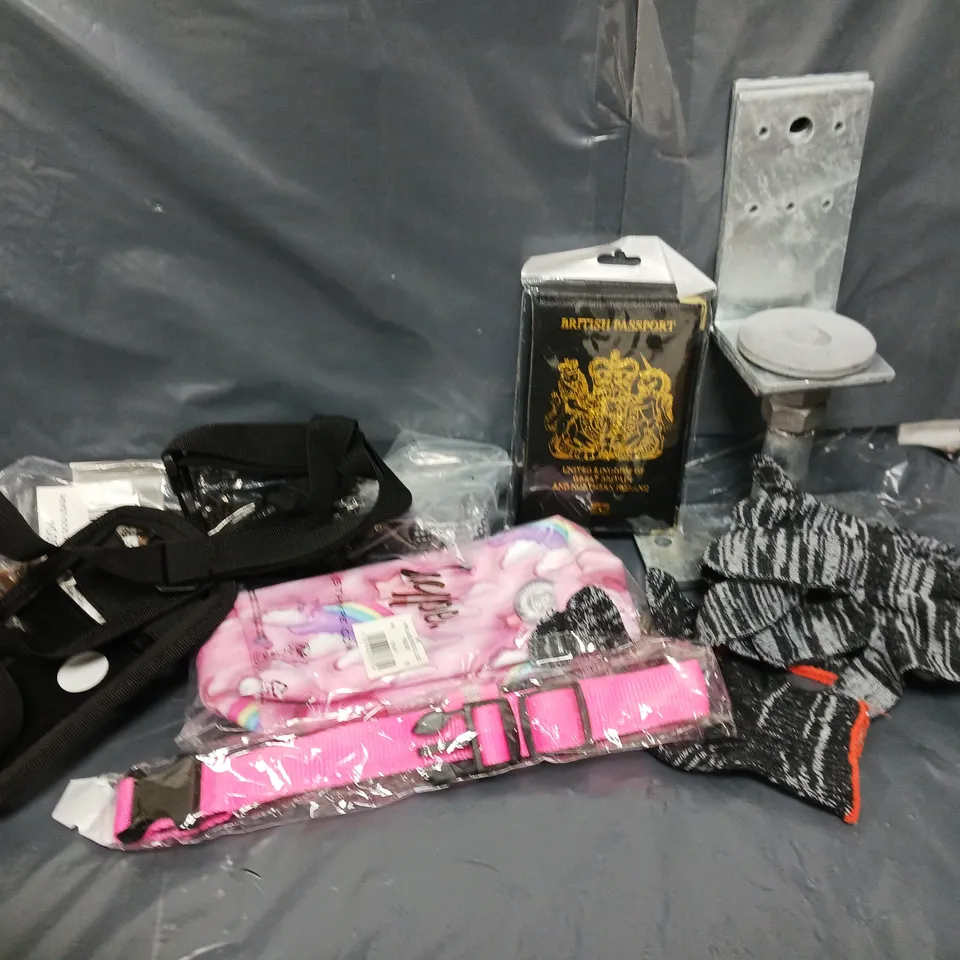 APPROXIMATELY 10 ASSORTED HOUSEHOLD ITEMS TO INCLUDE PASSPORT SLEEVE, HYPE PENCIL CASE, GLOVES, ETC