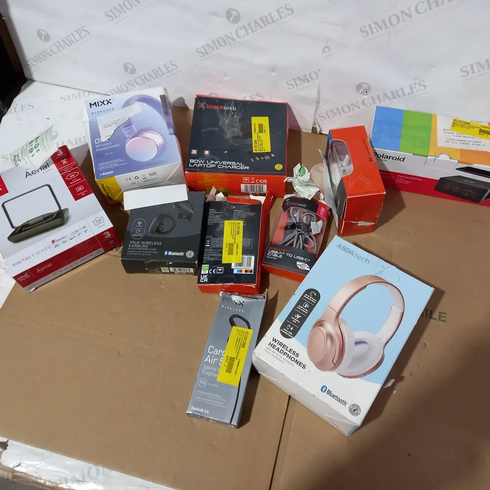 LOT OF APPROXIMATELY 10 ASSORTED ELECTRICAL ITEMS TO INCLUDE POLAROID ALARM CLOCK, ONE FOR ALL AERIAL, BLACKWEB UNIVERSAL CHARGER ETC