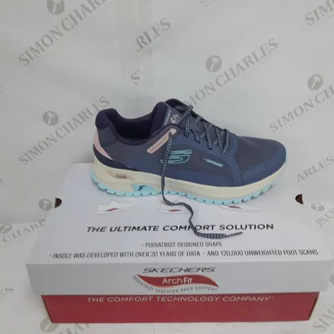 BOXED PAIR OF SKETCHERS SIZE 7 TRAINERS 