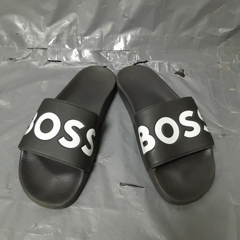 BOSS ARYEH SLIDER  - BLACK/WHITE