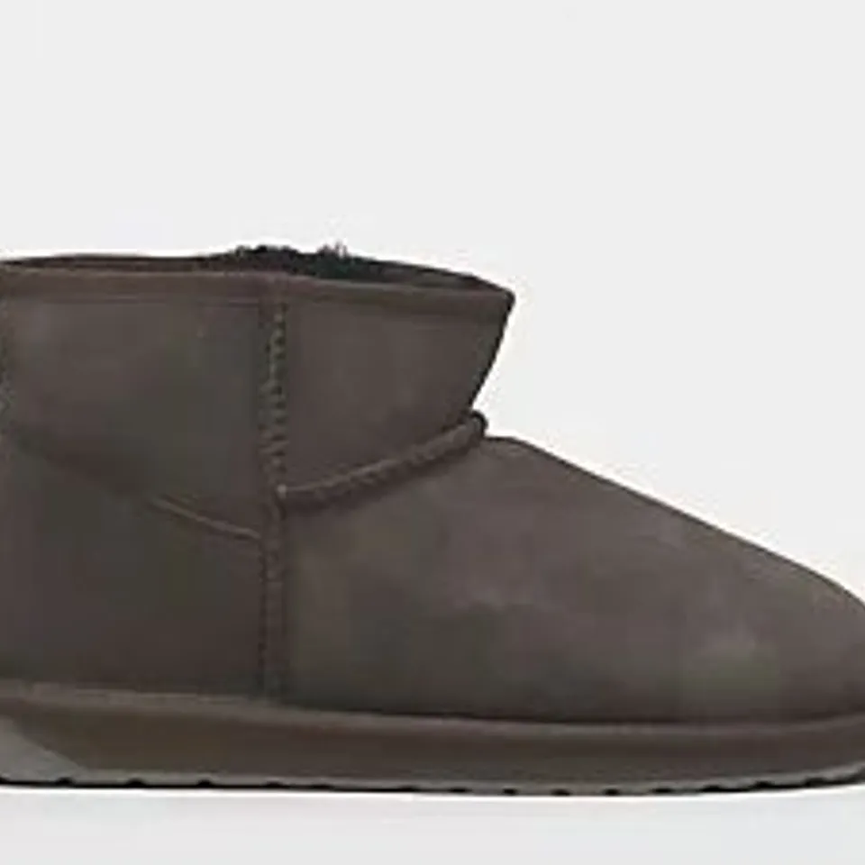 EMU STINGER MICRO WATER RESISTANT SHEEPSKIN BOOT CHOCOLATE SIZE 3