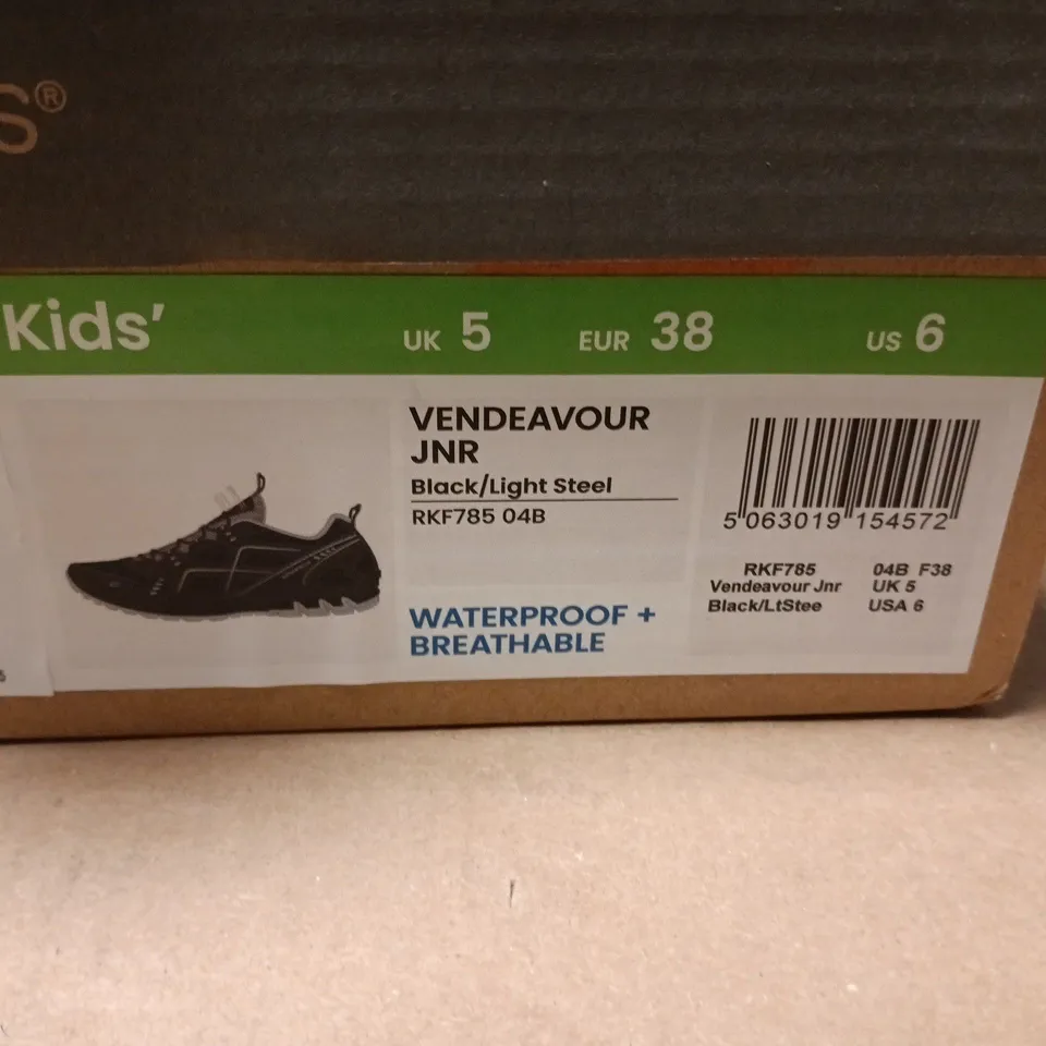REGATTA VENDEAVOUR JNR KIDS' WATERPROOF SHOES – BLACK/LIGHT STEEL, UK 5