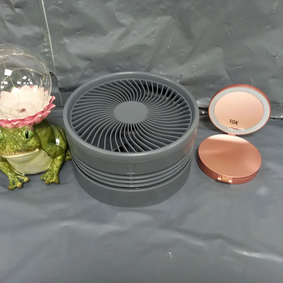APPROXIMATELY 10 HOUSEHOLD ITEMS TO INCLUDE AN LED FROG, FOLDABLE FAN AND LED COMPACT MIRROR
