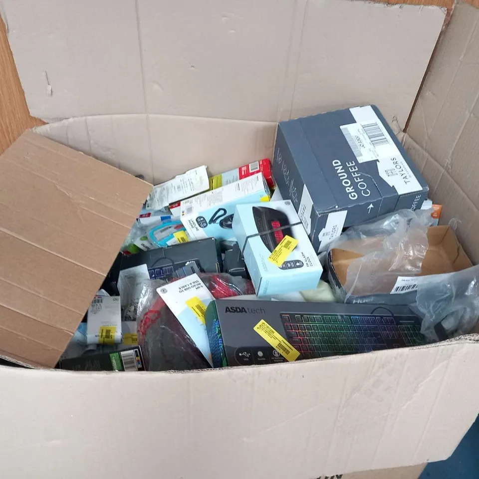 LARGE QUANITY OF ASSORTED ELECTRICAL PRODUCTS TO INCLUDE; TP LINK POWERLINE STARTER KIT, MIX SPORTS EARPHONES, WIRELESS KEYBOARD AND ONE FOR ALL AERIAL